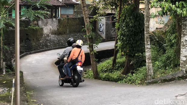Jalan tikus ini berada di bawah jembatan di Jalan Magelang kilometer 17,4, Jumat (17/4). Jalan tikus ini berada di bawah jembatan di Jalan Magelang kilometer 17,4, Jumat (17/4).