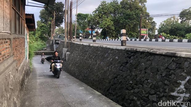 Jalan tikus ini berada di bawah jembatan di Jalan Magelang kilometer 17,4, Jumat (17/4). Jalan tikus ini berada di bawah jembatan di Jalan Magelang kilometer 17,4, Jumat (17/4).
