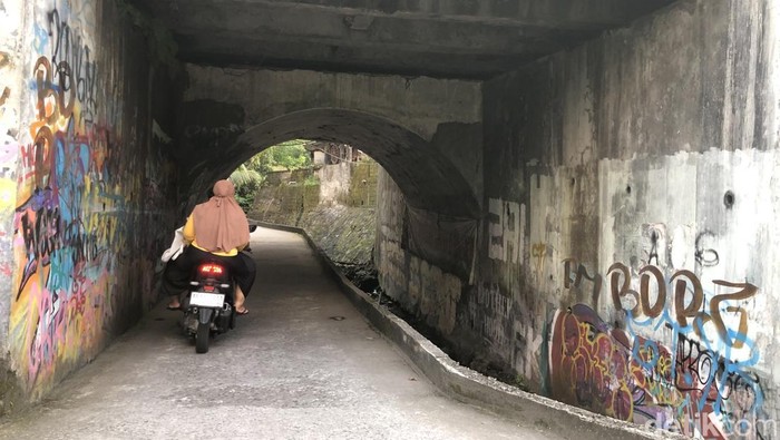 Jalan tikus ini berada di bawah jembatan di Jalan Magelang kilometer 17,4, Jumat (17/4).