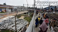 Sejumlah penumpang KRL Commuter Line berjalan di area Stasiun Bogor, Jawa Barat, Kamis (16/4/2026), di tengah proyek pengembangan infrastruktur perkeretaapian. ANTARA FOTO/Arif Firmansyah