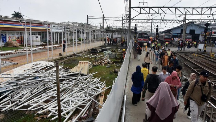 Pekerja memotong rangka kanopi dalam proyek pengembangan infrastruktur perkeretaapian di Stasiun Bogor, Jawa Barat, Kamis (16/4/2026). PT Kereta Api Indonesia (Persero) Daerah Operasi 1 Jakarta mulai melakukan pekerjaan perpanjangan jalur enam, tujuh dan delapan di Stasiun Bogor serta penyesuaian dan pengembangan peron dengan target selesai sekitar tiga bulan. ANTARA FOTO/Arif Firmansyah/nym.