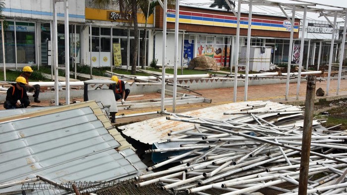 Pekerja memotong rangka kanopi dalam proyek pengembangan infrastruktur perkeretaapian di Stasiun Bogor, Jawa Barat, Kamis (16/4/2026). PT Kereta Api Indonesia (Persero) Daerah Operasi 1 Jakarta mulai melakukan pekerjaan perpanjangan jalur enam, tujuh dan delapan di Stasiun Bogor serta penyesuaian dan pengembangan peron dengan target selesai sekitar tiga bulan. ANTARA FOTO/Arif Firmansyah/nym.