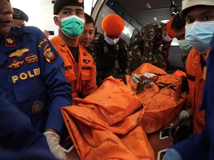 Jenazah korban helikopter jatuh di Sekadau tiba di RS Bhayangkara Anton Soedjarwo Polda Kalbar, Pontianak. (dok Istimewa)