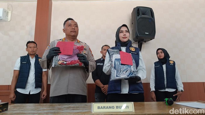Kapolresta Cilacap, Kombes Budi Adhy Buono menunjukkan barang bukti kasus pencabulan yang dilakukan oleh ayah kandungnya di Mapolresta Cilacap, Jumat (17/4/2026).