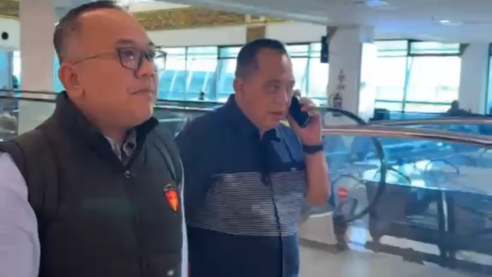 Kadis ESDM Jatim saat baru turun dari pesawat sudah diajak Tim Pidsus Kejati Jatim untuk jalani pemeriksaan.
