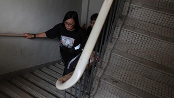 Puluhan korban kebakaran lainnya juga meminjam eksoskeleton dan mengikuti sesi pelatihan sebelum diizinkan menggunakannya. Lembaga swadaya AidVengers Federation menyebut perangkat buatan perusahaan robotika Shanghai, Hypershell, itu dipinjamkan bagi warga yang lolos uji penggunaan, dengan tingkat kelulusan mencapai 70 persen. REUTERS/Tyrone Siu