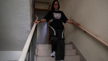 Lebih dari empat bulan setelah kebakaran mematikan melanda kompleks apartemen Wang Fuk Court di distrik Tai Po, Hong Kong, para penyintas akhirnya diizinkan kembali ke unit mereka untuk mengambil barang-barang yang tersisa. Akses itu dibuka pada 20 April hingga 4 Mei, dengan setiap keluarga hanya diberi waktu tiga jam. REUTERS/Tyrone Siu