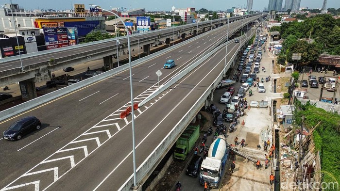 Pelebaran Jalan Inspeksi Kalimalang di Kota Bekasi terus dilakukan sebagai upaya mengurai kemacetan yang kerap terjadi, terutama pada jam-jam sibuk. Proyek ini menjadi bagian dari peningkatan infrastruktur jalan yang menghubungkan wilayah Bekasi dengan Jakarta.