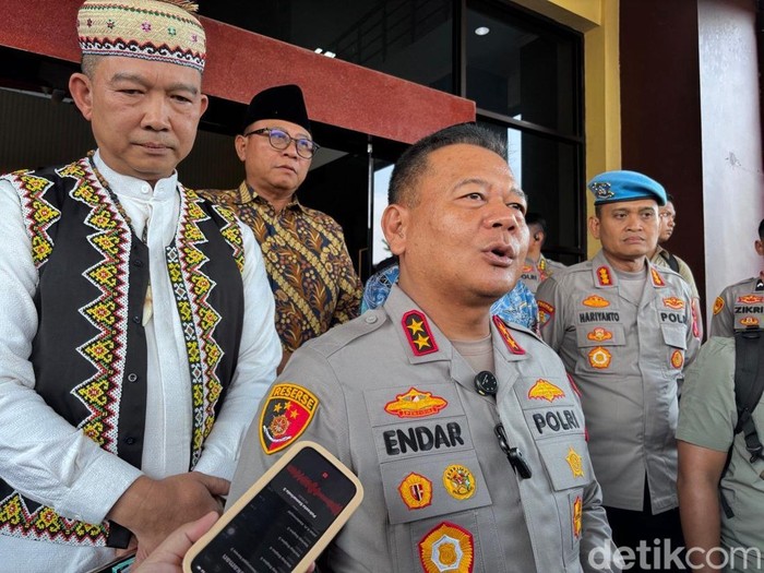 Kapolda Kaltim Irjen Endar Priantoro bersama sejumlah tokoh masyarakat usai berdiskusi terkait persiapan aksi unjuk rasa 21 April.