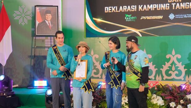 Kapolda Riau Irjen Pol Herry Heryawan mengukuhkan 23 ojol hingga pelajar dan mahasiswa sebagai Duta Anti Narkoba, Kamis (16/4/2026).
