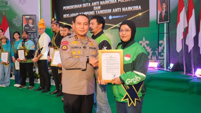 Kapolda Riau Irjen Pol Herry Heryawan mengukuhkan 23 ojol hingga pelajar dan mahasiswa sebagai Duta Anti Narkoba, Kamis (16/4/2026).