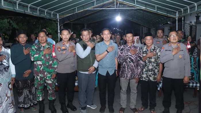 Kapolres Blitar Kota AKBP Lalo berkunjung di Pos Kamling Kecamatan Srengat.