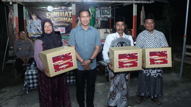 Kapolres Blitar Kota AKBP Lalo berkunjung di Pos Kamling Kecamatan Srengat. Kapolres Blitar Kota AKBP Lalo berkunjung di Pos Kamling Kecamatan Srengat.