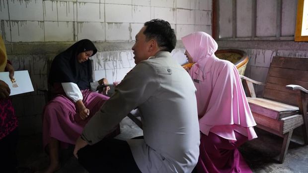 Kapolres Bojonegoro beri kejutan siswi difabel yang gigih bantu ibunya mencari nafkah. Kejutan itu berupa dukungan moral dan tali asih.