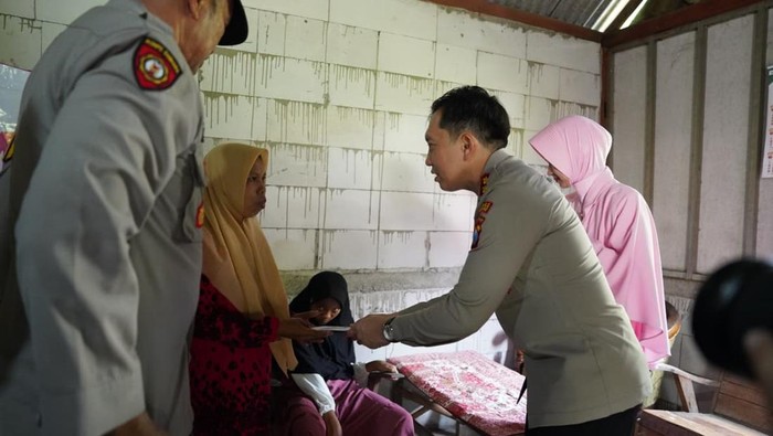 Kapolres Bojonegoro beri kejutan siswi difabel yang gigih bantu ibunya mencari nafkah. Kejutan itu berupa dukungan moral dan tali asih.