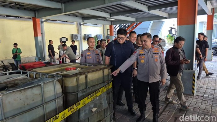 Kapolres Gresik menunjukkan 17 ribu solar yang diamankan.