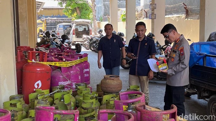 Kapolresta Banyuwangi Kombes Rofiq Ripto Himawan saat mengidentivikasi sejumlah barana bukti berupa tabung LPG ukuran 3 kilogram, 12 kilogram dan 50 kilogram di mapolresta Banyuwangi.