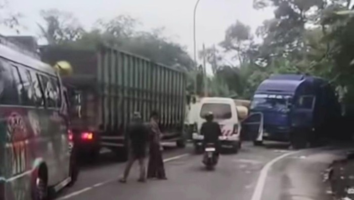 Kemacetan kendaraan di Sibolangit, jalur Medan-Berastagi. (dok. media sosial)