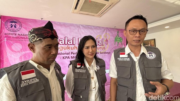 Ketua Komnas PA Jatim Febri Kurniawan Pikilun (paling kiri) bersama Ketua Komnas PA Milenial Surabaya Adinda D.J (tengah)