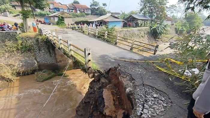 Kondisi Jembatan Radug penghubung Kecamatan Ibun dan Kecamatan Majalaya, Kabupaten Bandung.