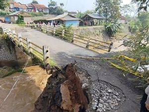 Diterjang Arus Citarum, Jembatan Radug Bandung Nyaris Ambruk