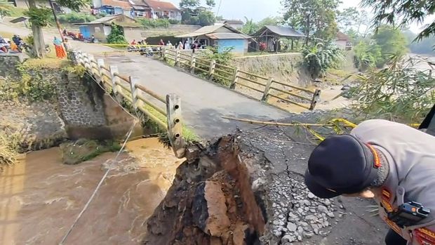 Kondisi Jembatan Radug penghubung Kecamatan Ibun dan Kecamatan Majalaya, Kabupaten Bandung. Kondisi Jembatan Radug penghubung Kecamatan Ibun dan Kecamatan Majalaya, Kabupaten Bandung.