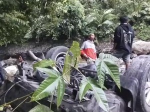 Mobil Travel dari Pekanbaru Masuk Jurang di Malibou Anai, Penumpang Terluka