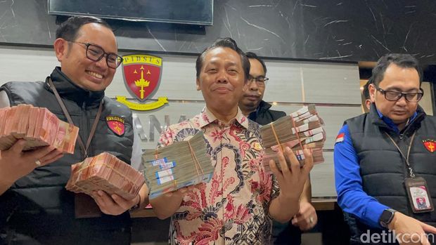 Konferensi pers di Kejati Jatim ungkap dugaan pungli Dinas ESDM Jatim dengan tersangka Kepala Dinas berinisial AM. Konferensi pers di Kejati Jatim ungkap dugaan pungli Dinas ESDM Jatim dengan tersangka Kepala Dinas berinisial AM.