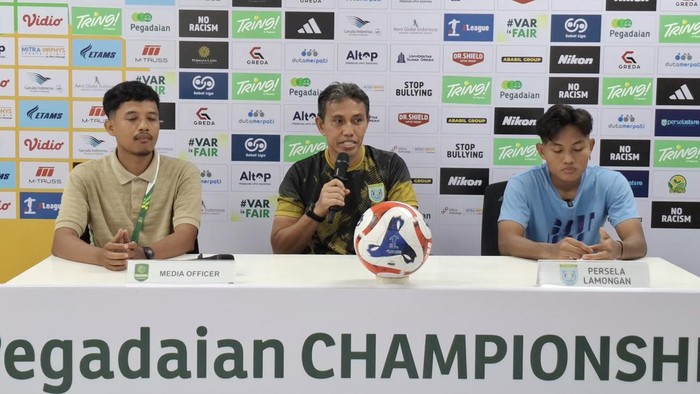 Konferensi pers jelang laga Persela Lamongan vs Persipal Palu