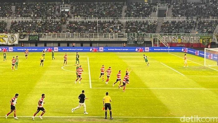 Laga Persebaya Surabaya vs Madura United