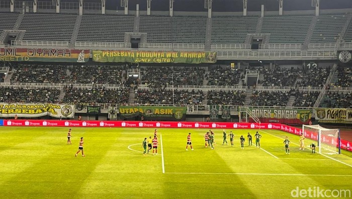 Laga Persebaya Surabaya vs Madura United