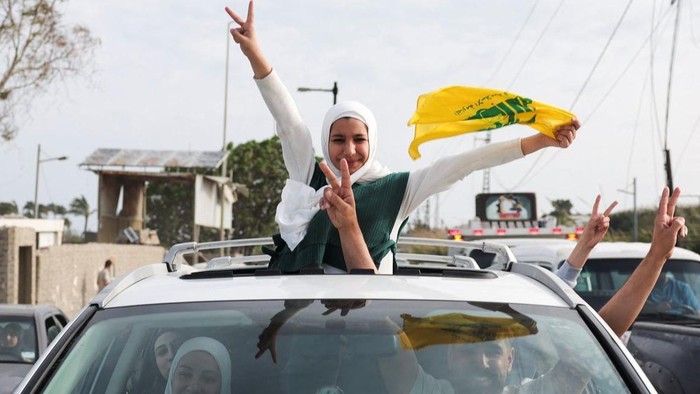 Warga Lebanon mengacungkan tanda kemenangan setelah Lebanon dan Israel menyepakati gencatan senjata, pada Jumat (17/04) tengah malam waktu setempat. (Reuters)
