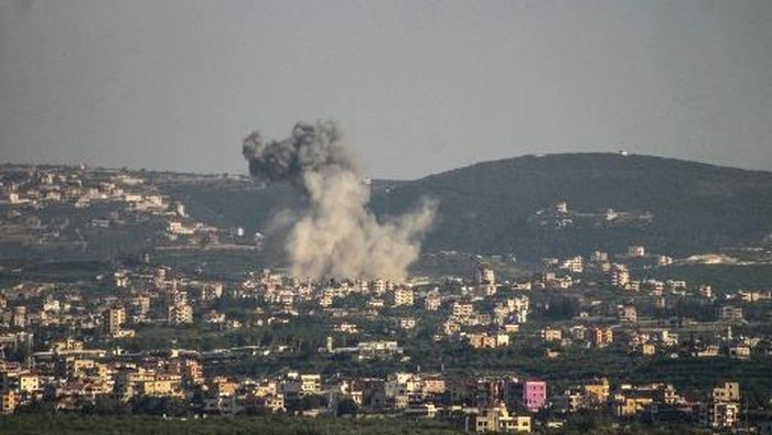 A photograph taken from the southern Lebanese area of Tyre shows smoke as it rises from the site of Israeli airstrikes that targeted villages on southern Lebanon on April 16, 2026. The US President announced that Israel and Lebanon have agreed to a 1