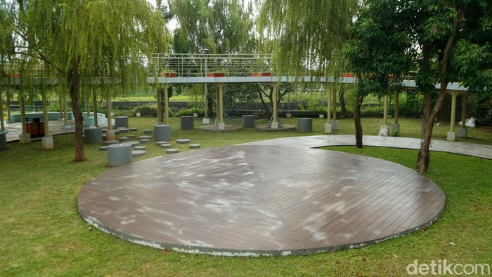 Taman Goleran Pratama di kawasan Pondok Kelapa, Duren Sawit, Jakarta Timur, tampil semakin menarik menjelang peresmiannya yang dijadwalkan pada Senin (20/4/2026). Wajah baru taman ini menghadirkan ruang terbuka hijau yang modern dan ramah warga, sekaligus berpotensi menjadi destinasi favorit masyarakat sekitar.