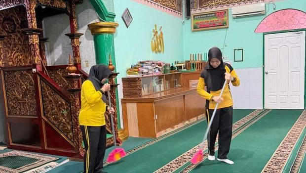 Masjid Nurush Sholihin berlokasi di Jalan Sukorejo, Kelurahan 8 Ilir, Kecamatan Ilir Timur II, Palembang