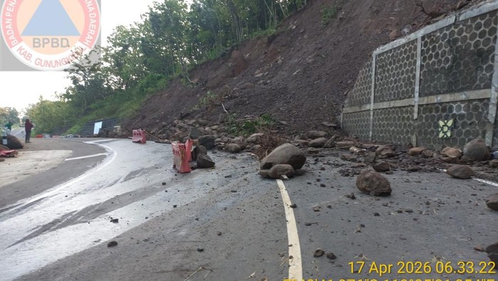 Material longsoran berupa batu berukuran besar di Jalan Baru Clongop, Gedangsari, Gunungkidul.