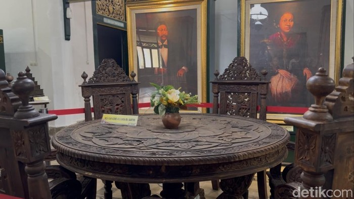 Penampakan meja dan kursi Keluarga hasil desain RA Kartini.