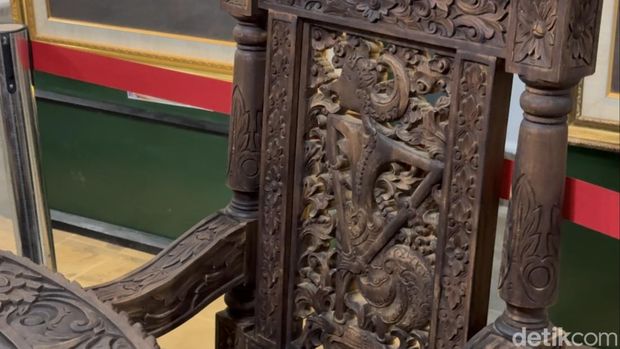 Meja Pandawa Lima di Museum RA Kartini Rembang Penampakan meja dan kursi Keluarga hasil desain RA Kartini.