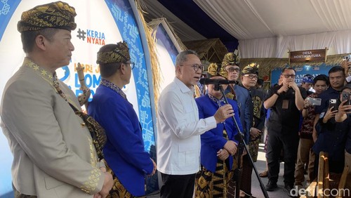 Menko Bidang Pangan Zulkifli Hasan (Zulhas) saat menghadiri HUT ke-68 Lombok Barat, Jumat (17/4/2026). (Foto: M Zahiruddin/detikBali)
