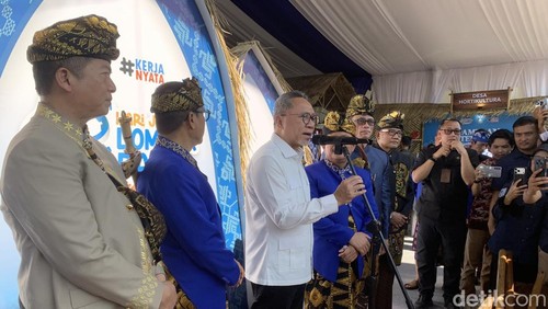Menko Bidang Pangan Zulkifli Hasan (Zulhas) menghadiri HUT Lombok Barat ke 68, Jumat (17/4/2026). (M. Zahiruddin/detikBali)