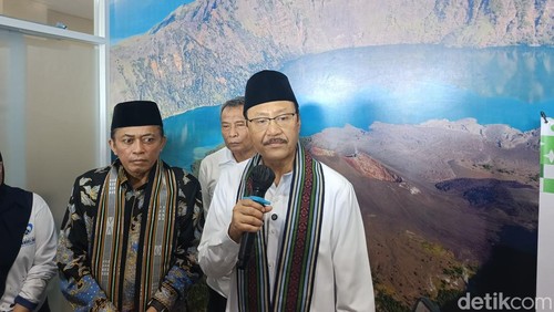 Mensos Saifullah Yusuf (Gus Ipul) saat meninjau proses operasi katarak di RS Mandalika, Kecamatan Pujut, Lombok Tengah, Jumat (17/4/2026). (Foto: Edi Suryansyah/detikBali)