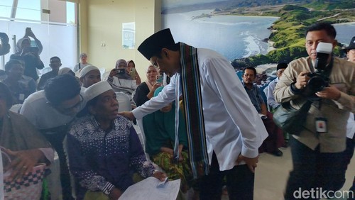 Mensos Saifullah Yusuf saat meninjau operasi katarak di Rumah Sakit (RS) Mandalika, Kecamatan Pujut, Lombok Tengah, pada Jumat (17/4/2026).