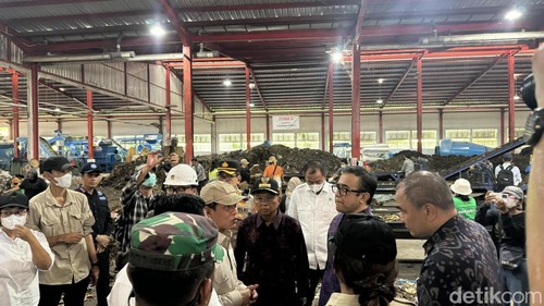 Menteri Lingkungan Hanif Faisol Nurofiq di TPST Tahura Ngurah Rai I didampingi Gubernur Bali Wayan Koster dan Walikota Denpasar IGN Jaya Negara, (17/4/2026). Maria Christabel DK/detikBali