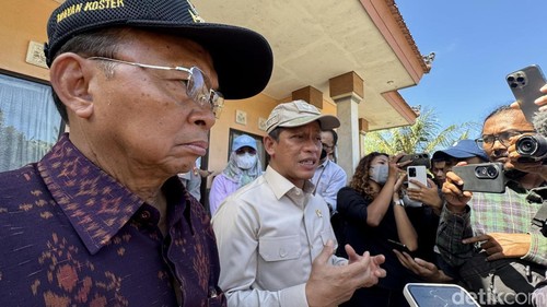 Menteri Lingkungan Hidup Hanif Faisol Nurofiq didampingi Gubernur Bali Wayan Koster saat sesi bersama media di TPA Suwung, (17/4/2026).