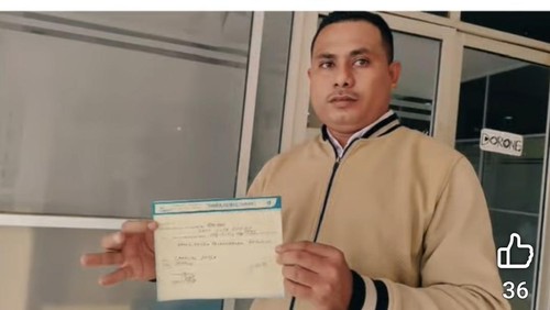 Charles Padja menunjukkan bukti pembayaran denda melanggar Perda KTR di Bank NTT.