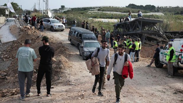 Meski mengalami kerusakan akibat serangan, Jembatan Qasmiyeh di Lebanon selatan kini menjadi jalur utama bagi warga yang kembali ke kampung halaman mereka. Arus kepulangan mulai terlihat setelah gencatan senjata selama 10 hari diberlakukan, memberikan harapan baru bagi ribuan warga yang sebelumnya mengungsi. REUTERS/Louisa Gouliamaki