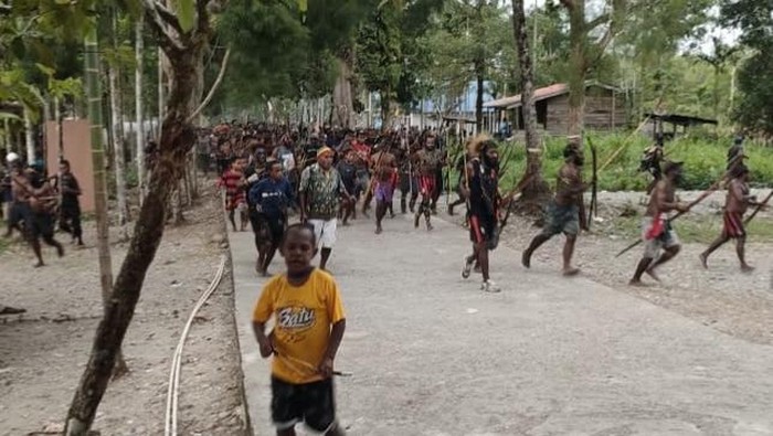 Bentrok antara dua kelompok warga di Mimika, menyebabkan satu tewas.