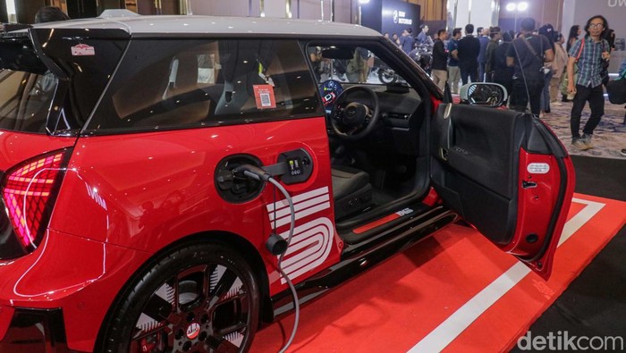 MINI resmi meluncurkan MINI 1965 Victory Edition dalam ajang BMW Group Festival of JOY 2026 yang berlangsung di JIExpo Grand Ballroom, Jakarta, pada 17–19 April 2026. Model edisi terbatas ini hadir sebagai penghormatan atas kemenangan legendaris MINI Cooper S di ajang Monte Carlo Rally 1965.