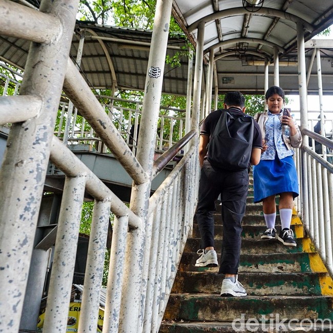 Minim Fasilitas, JPO Lenteng Agung Tak Ramah Disabilitas dan Lansia