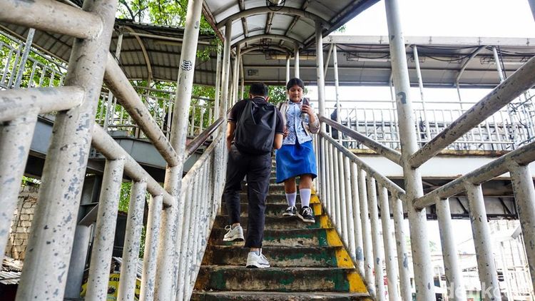 Minim Fasilitas, JPO Lenteng Agung Tak Ramah Disabilitas dan Lansia